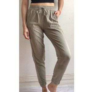 Super cute and fashion green 💚 cargo pants from H&M ✨